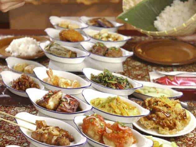 best indonesian restaurants in singapore_rice table