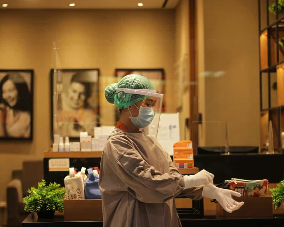 doctor preparing for an aesthetic treatment